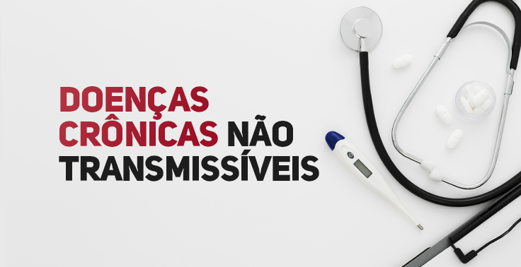 Imagem com estetoscópio, termômetro digital e medicamentos ao lado do texto 'Doenças Crônicas Não Transmissíveis'